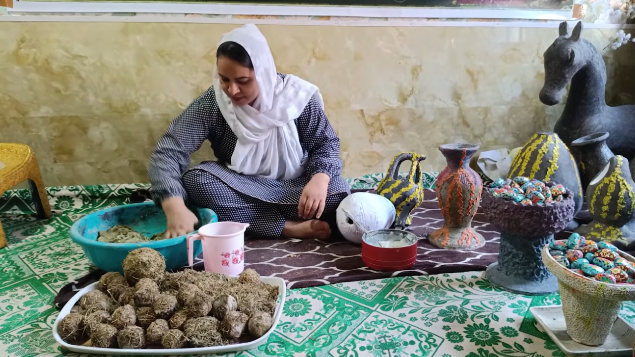 This Srinagar artisan is turning Dal Lake weeds to ‘Grass Mâché’
