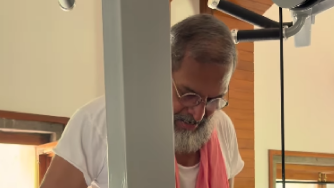 Nana Patekar passes away at 75: Old video of the legend performing tricep dips in red gamcha resurfaces; leaves fans in tears