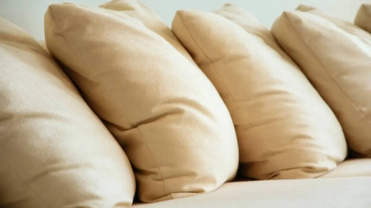How to whiten yellowed pillows naturally: Easy ways to remove deep odours, stains and discolouration