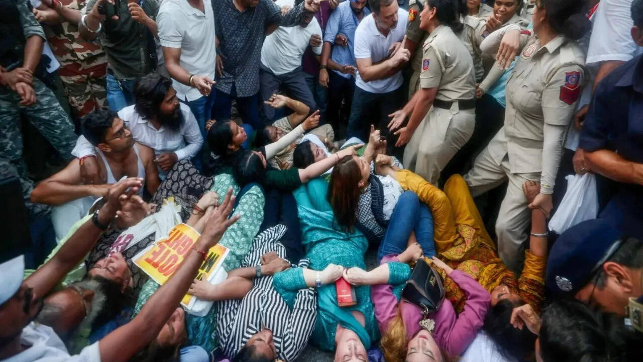 India bloc protest: Rahul 'inappropriately touched' woman cop, Priyanka 'punched' another, alleges BJP