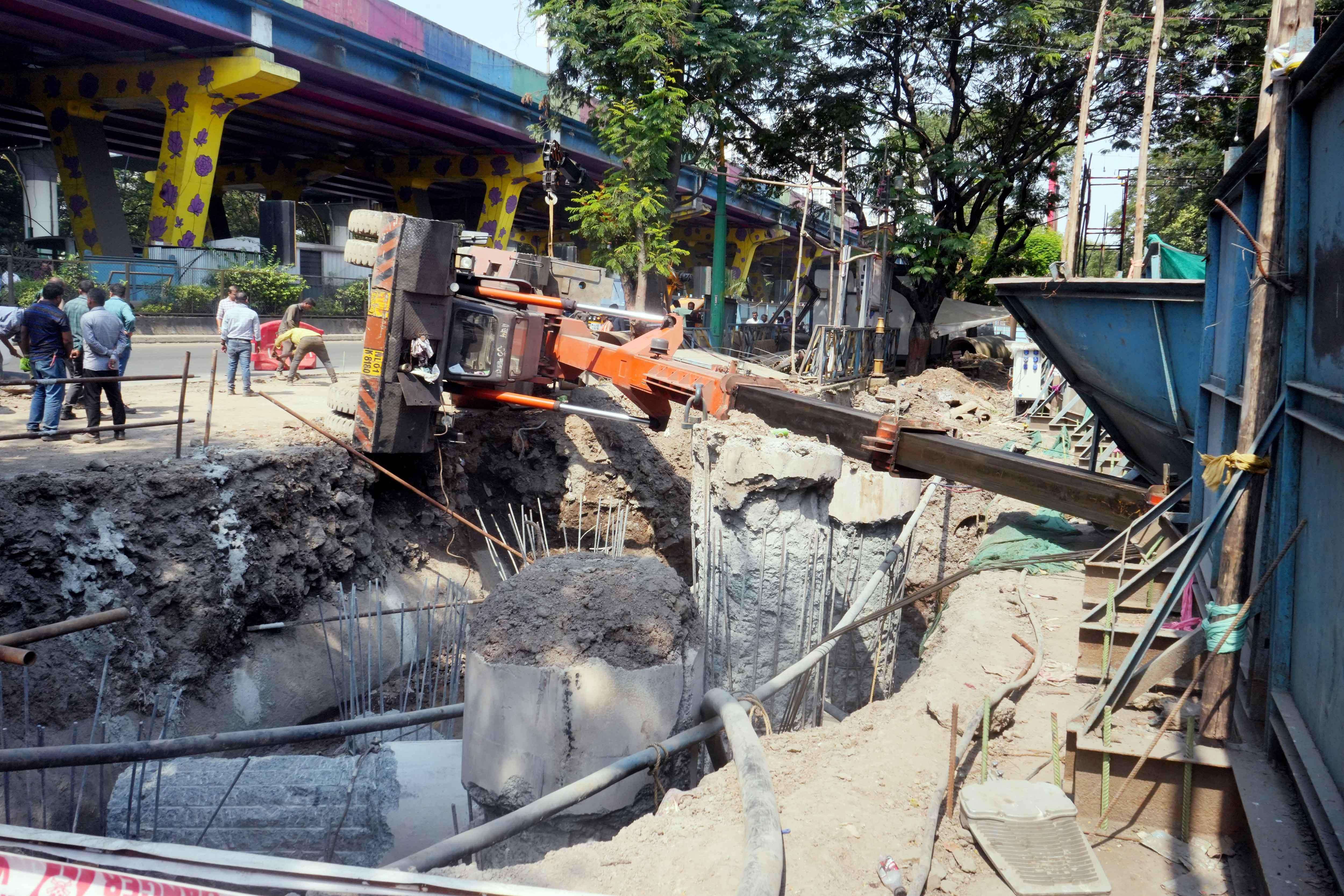 Hydraulic crane topples at Thane elevated freeway worksite, auto driver and passenger injured
