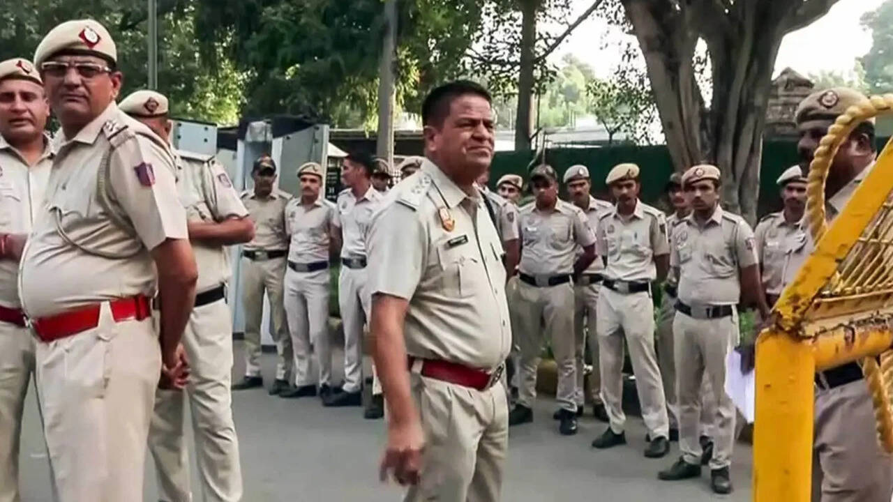Delhi braces for CEC protest: Liquor shops shut, 20,000 cops deployed, traffic police regrets inconvenience