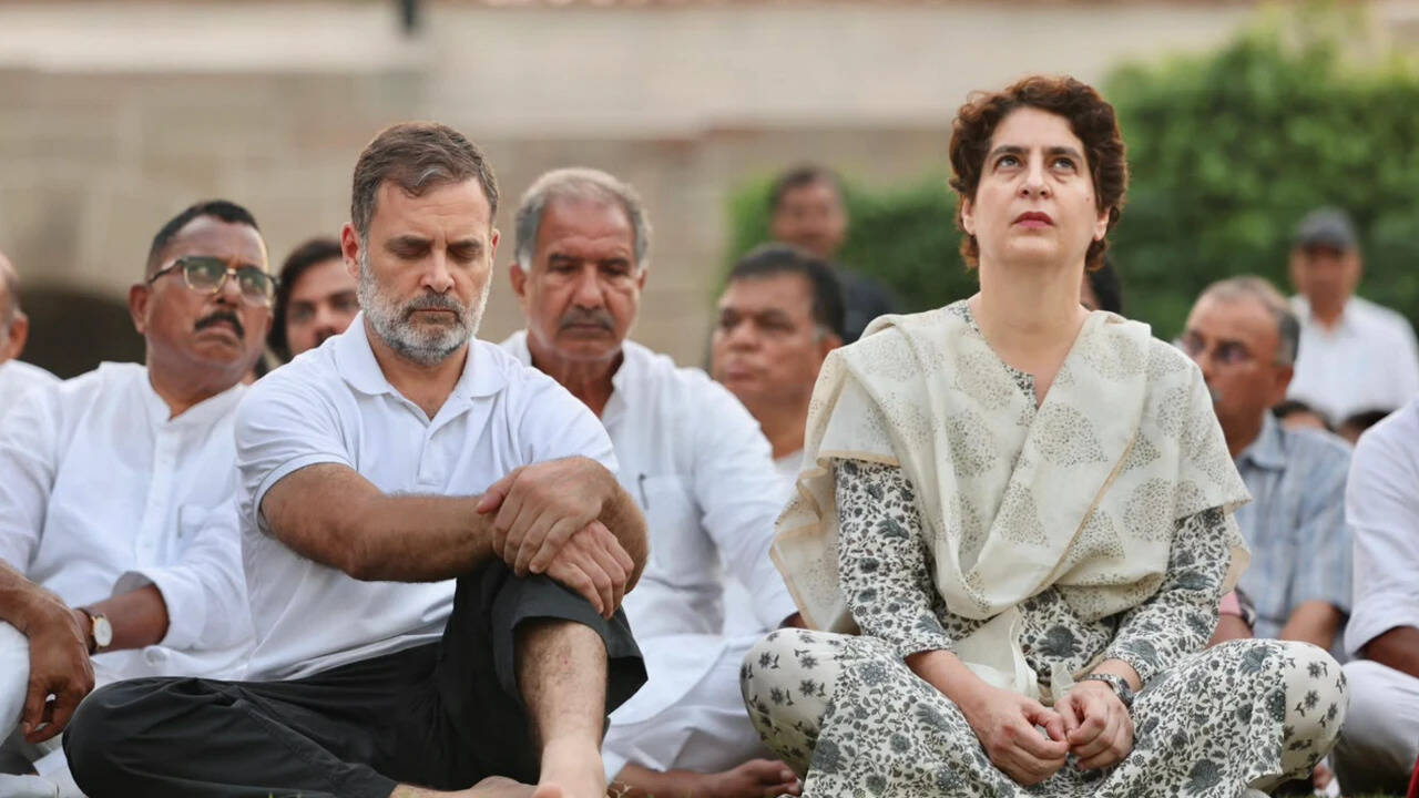 4 FIRs against Rahul, Priyanka over anti-CEC protests in Delhi