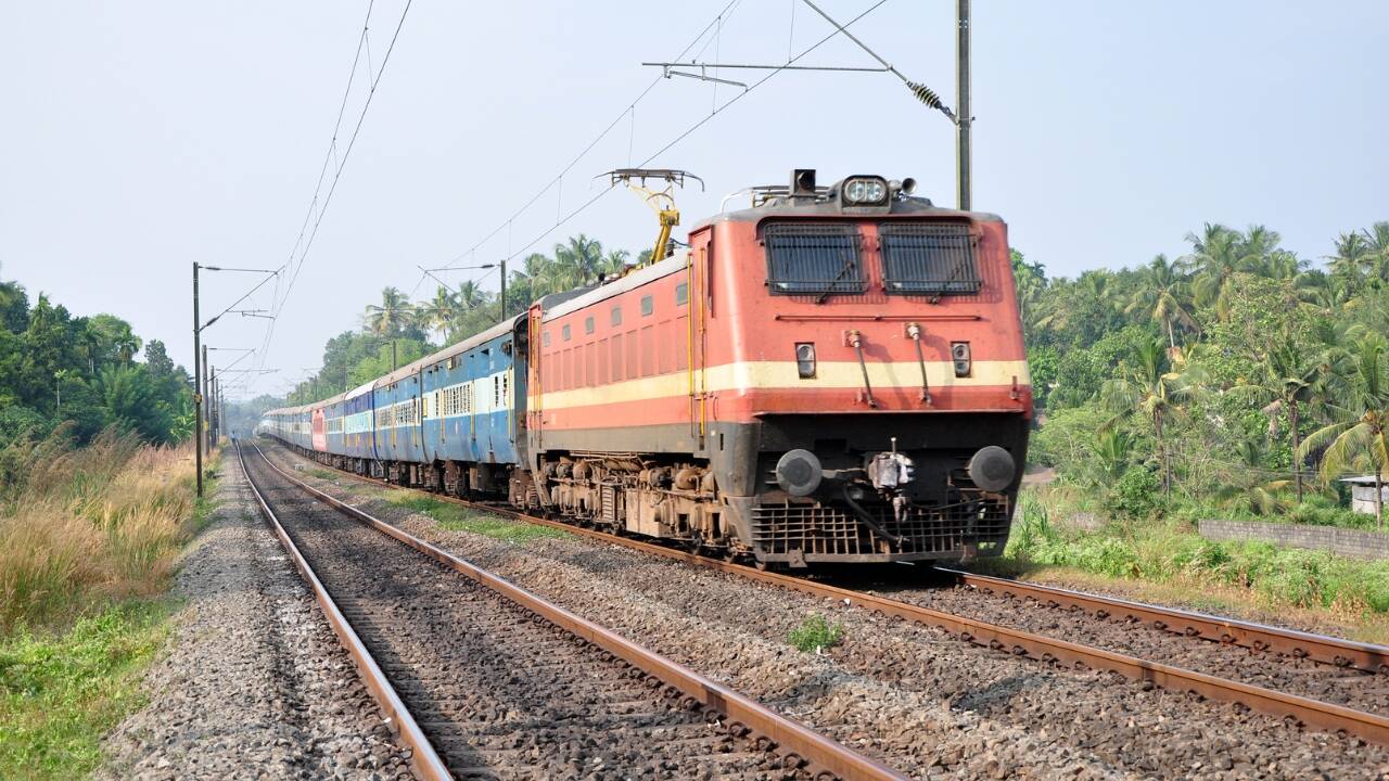 UP passengers jump off moving train to avoid ticket checking; Reddit says, ‘Gir ke mar jaenge lekin Rs 20 ka ticket nahi lenge’