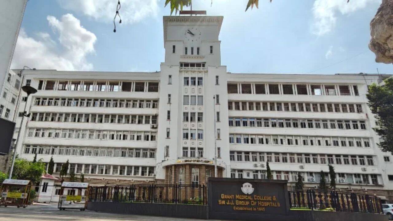 Maharashtra FDA suspends licenses of 10 Mumbai food outlets, seizes banned products worth ₹1.09 crore
