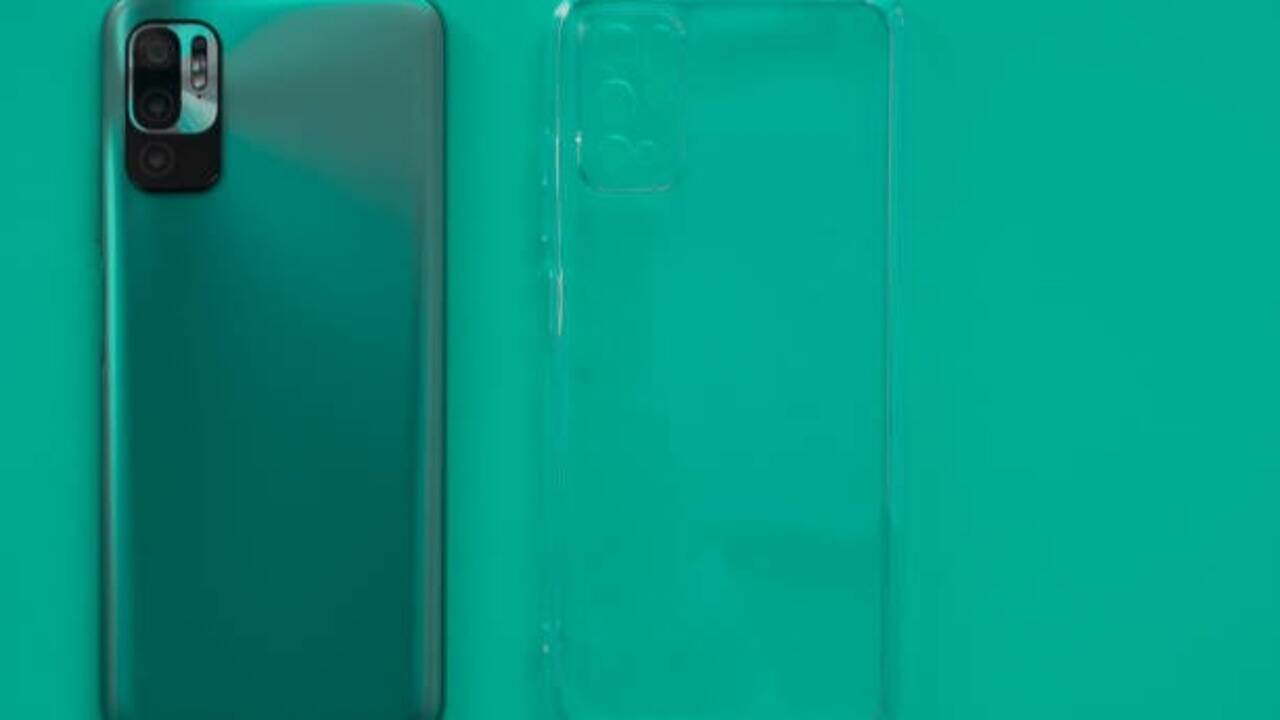 How to clean a yellowed transparent phone case: 5 Easy ways to restore its look at home
