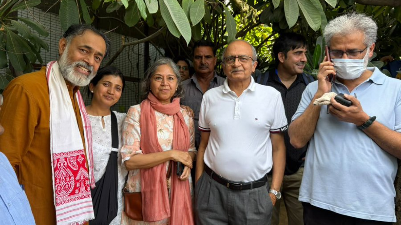 Neha Bora, Yogendra Yadav lead march in Delhi after CJP leaders detained