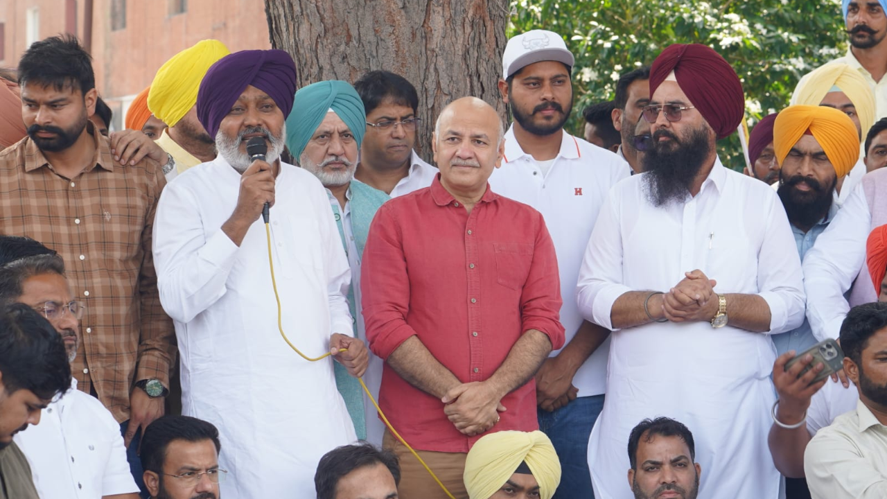 AAP leaders, including Manish Sisodia, detained during protest outside election office in Chandigarh