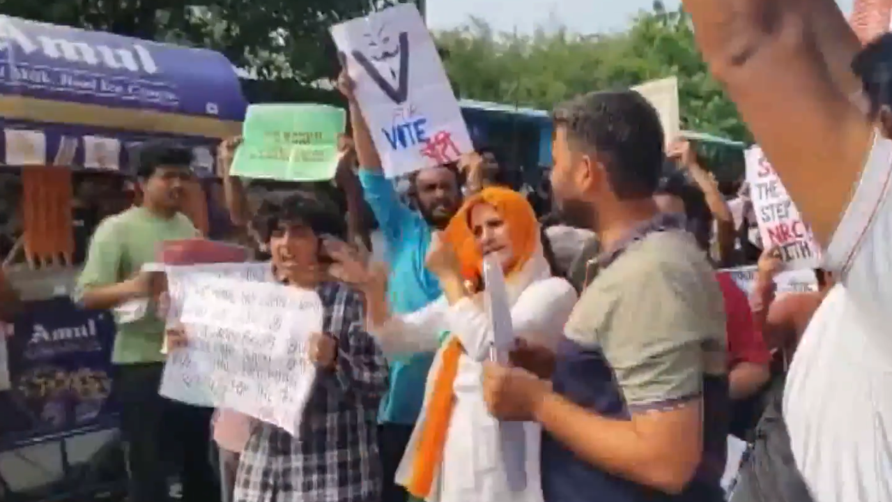 Delhi Protesters Claim Police Assault and Harassment Amid SFI Demonstrations
