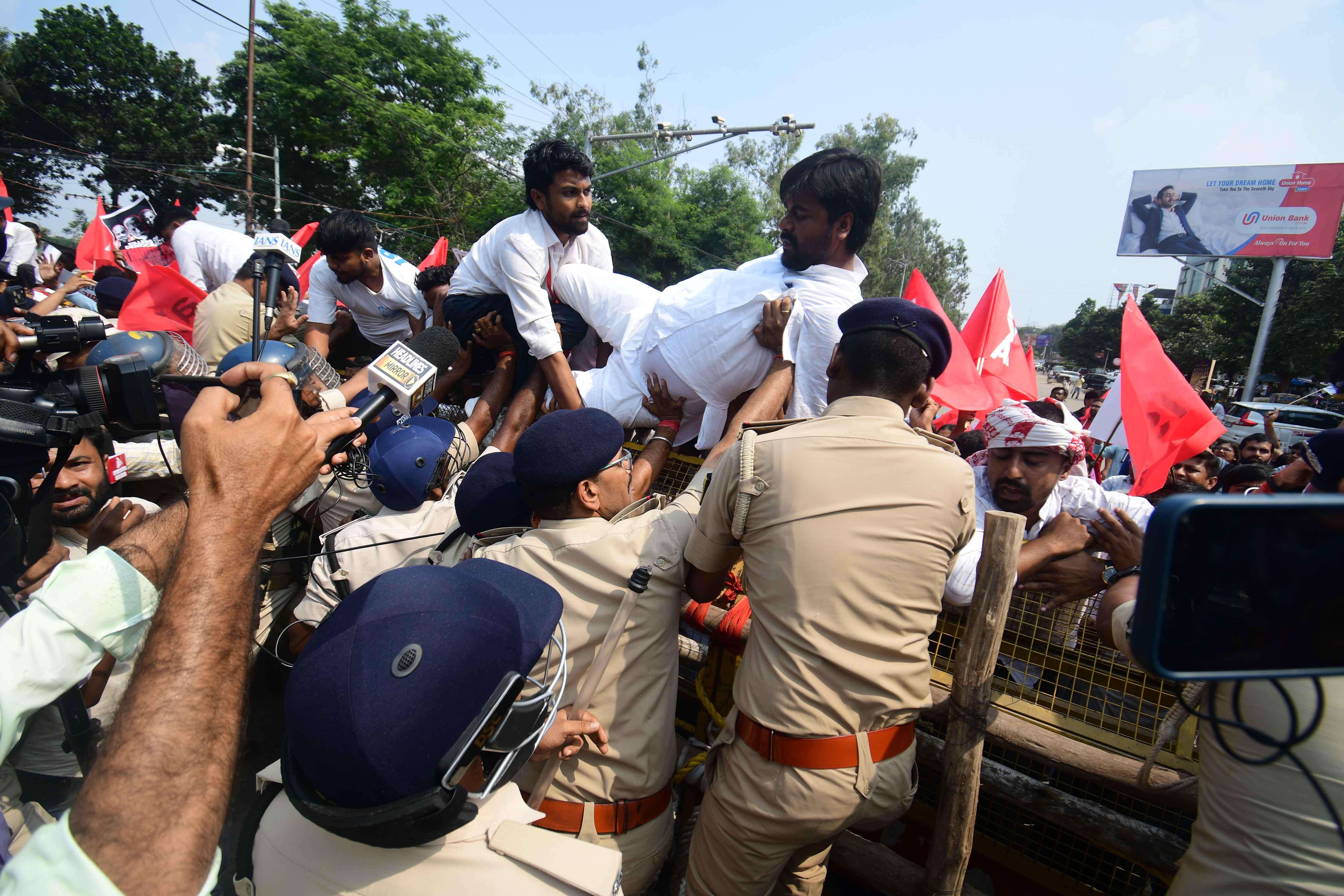 Bihar Students Breach Barricades in Anti-SIR Protest, Highlighting Educational Tensions