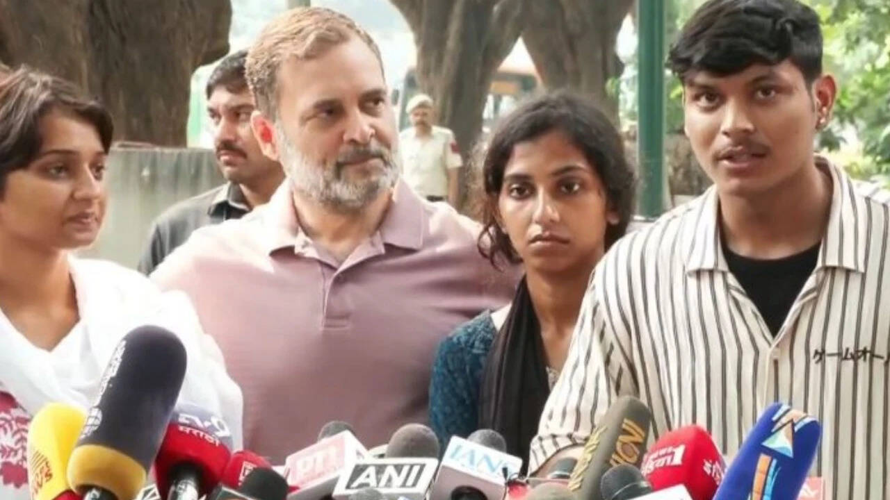 Rahul Gandhi stands with injured NSUI protesters, says ‘nafrat ka jawab pyar se diya jaega’
