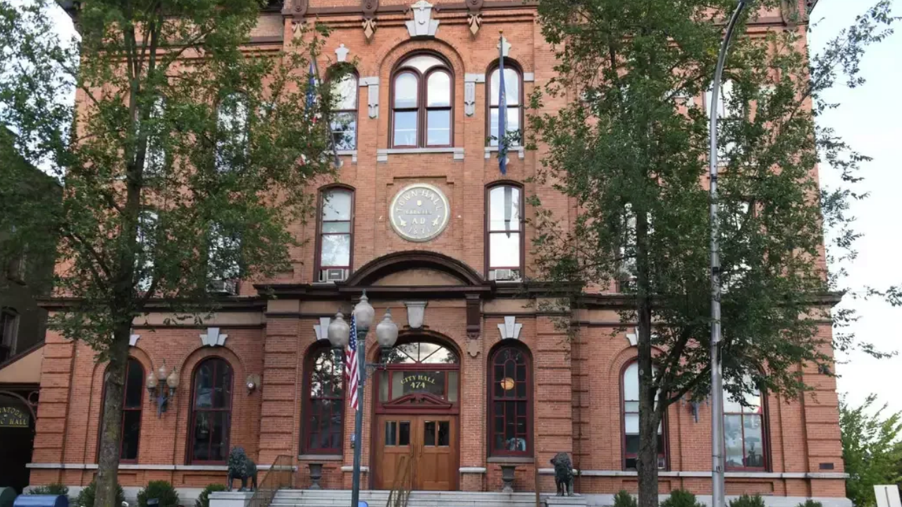 Yıkım Kuralı Değişiklikleri Askıya Alındı: Saratoga Springs belediye başkanı tepkiler üzerine planı durdurdu; korumalar yürürlükte kalıyor