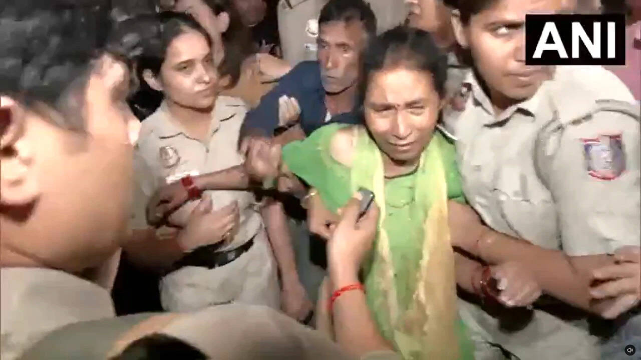Delhi Police detains Ankita Bhandari's parents, oppn leaders from India Gate