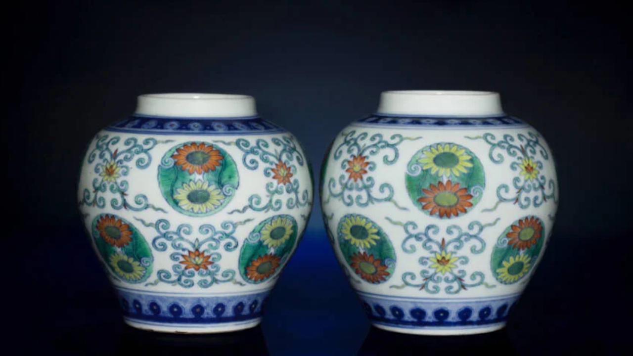 Tutumlu Buluntu Beklenmedik Bir Şansa Dönüşüyor: Qing porseleni olduğu onaylanan 20 sterlinlik hayır kurumu kavanozları; açık artırma 58.000 £ getiriyor