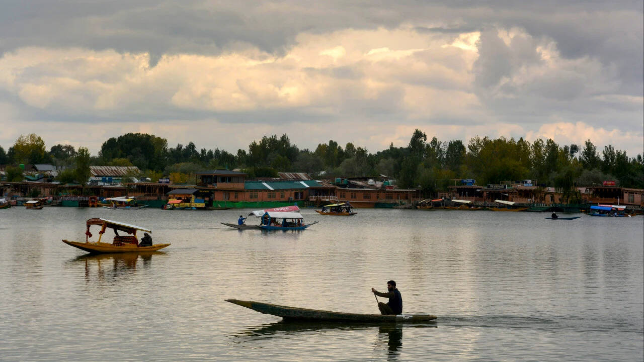 HC bars fuel-run boats on Dal Lake, pushes for cleaner alternatives