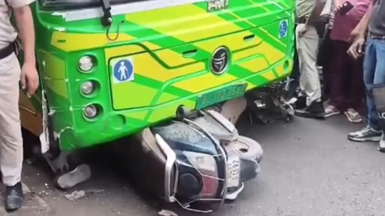 DTC Bus Collides with Scooter in Delhi’s Anand Parbat, Leaving One Dead