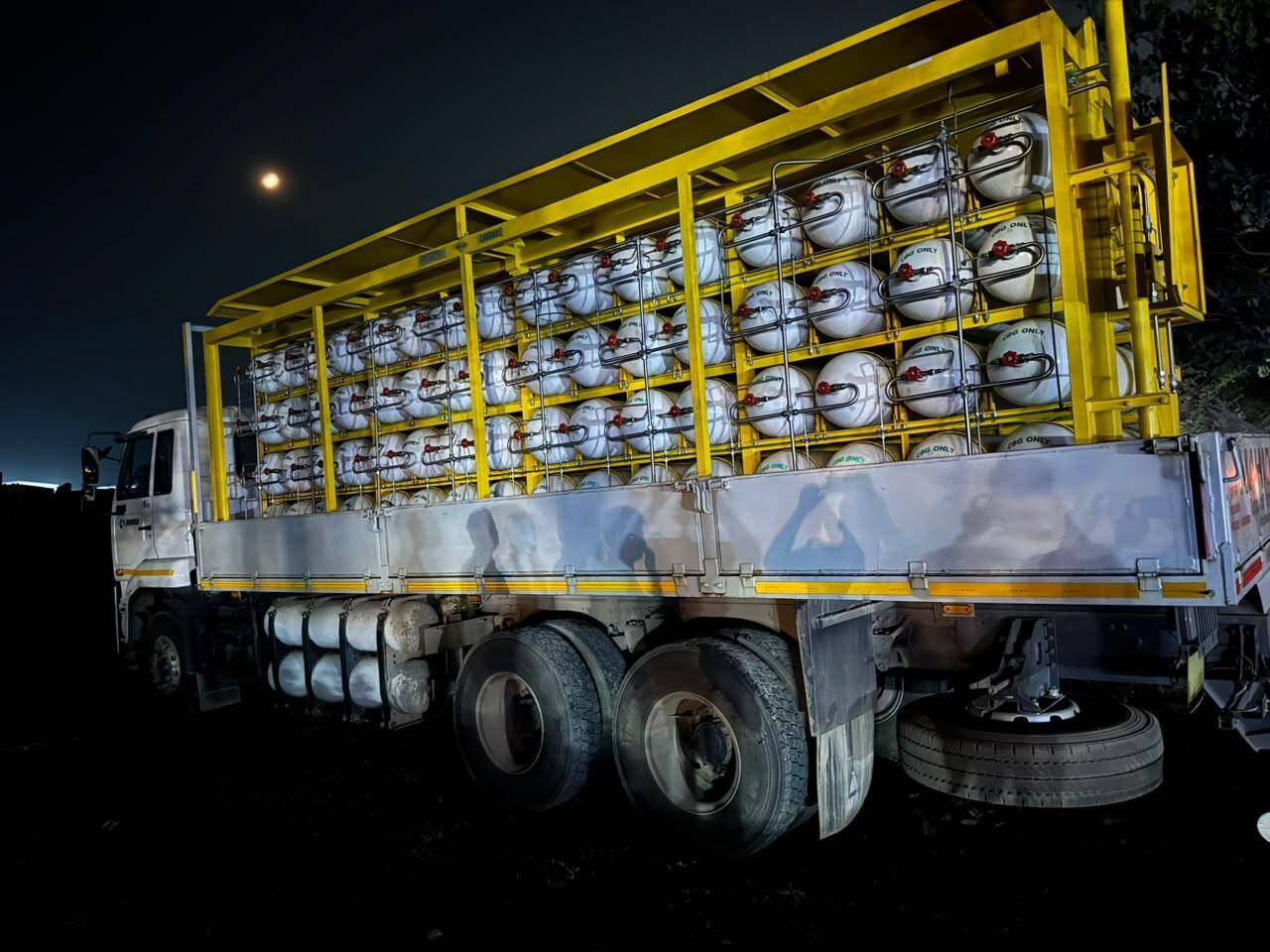 Traffic halted, shops shut after CNG cylinders leak on NH-53 near Nagpur