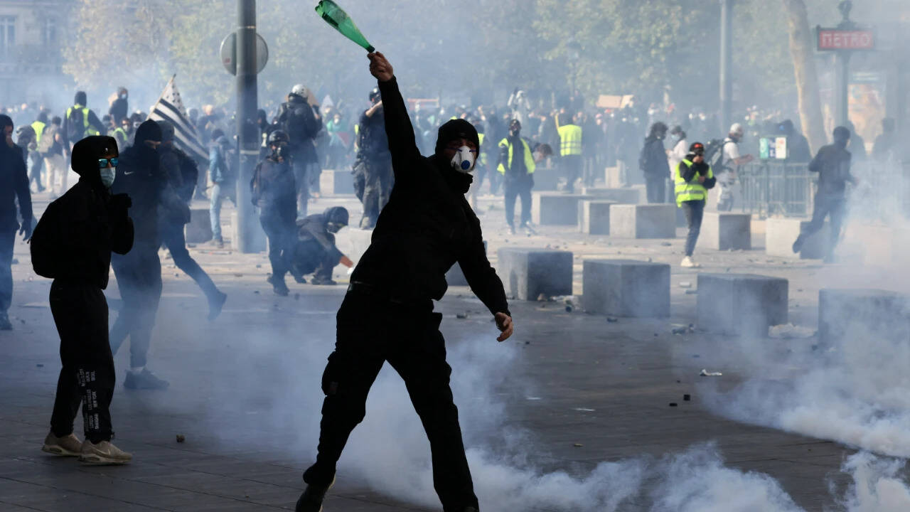 'Urgent shopping' amid chaos: 1,200 arrested as France stores looted, vandalised