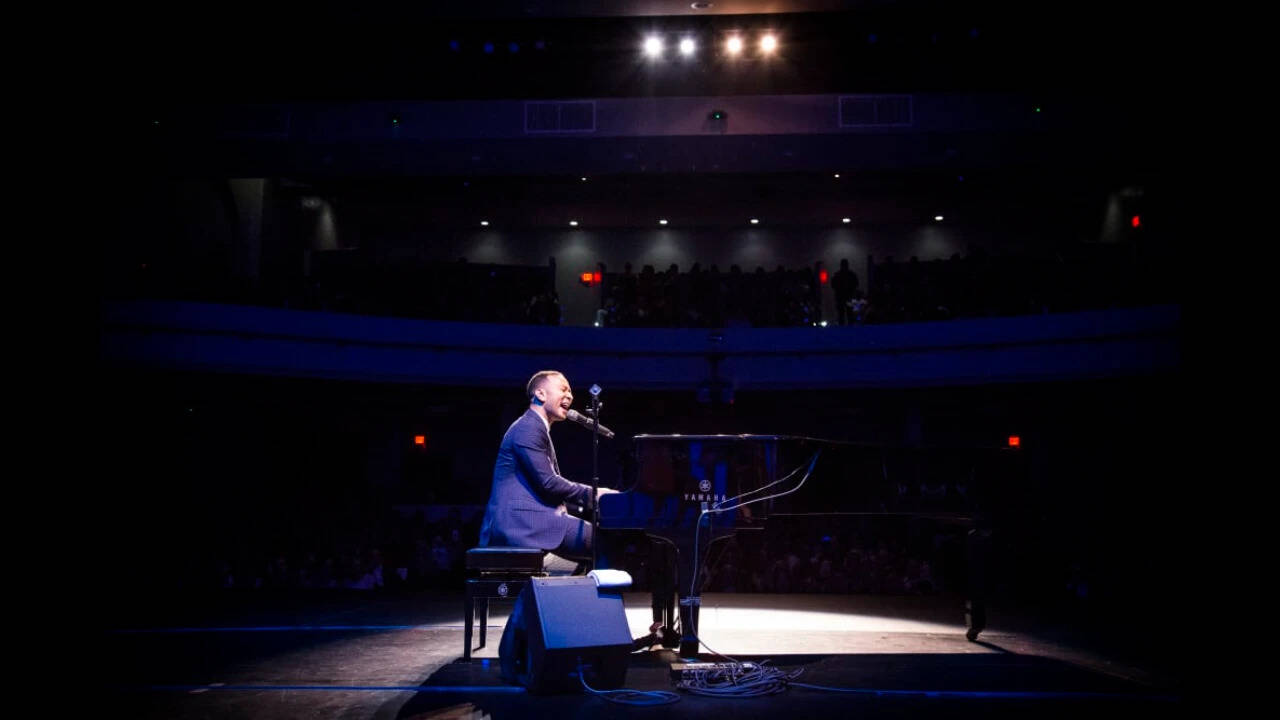 John Legend, Ohio öğrencilerine sahne vermek için 500.000 dolar bağışladığında