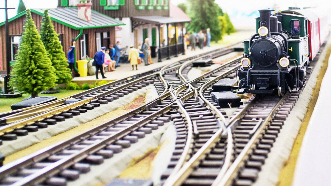 Oregon backyard hobby grew into world's longest miniature railway, 32 miles