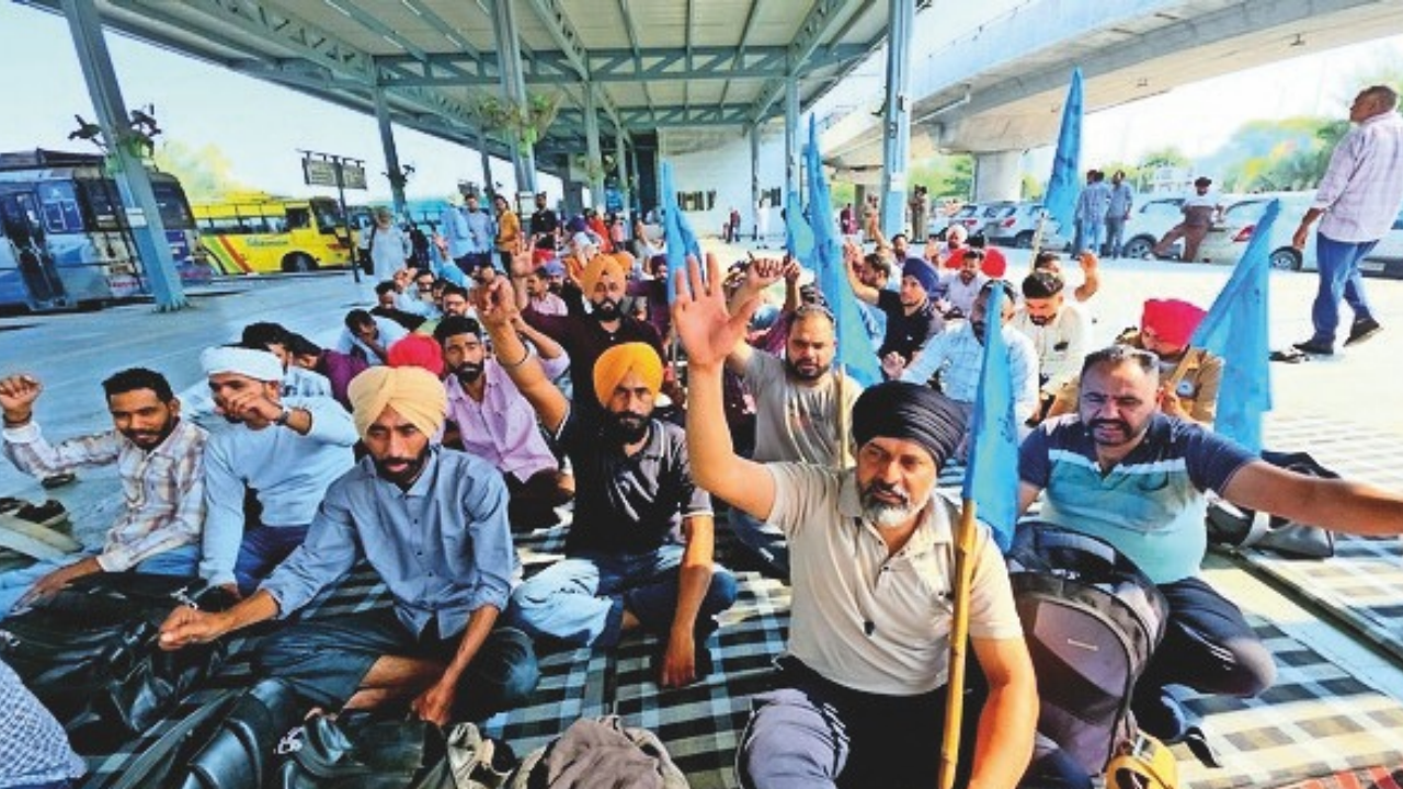 Over 3 lakh Punjab govt employees to continue mass leave as talks fail; bus staff extend strike indefinitely