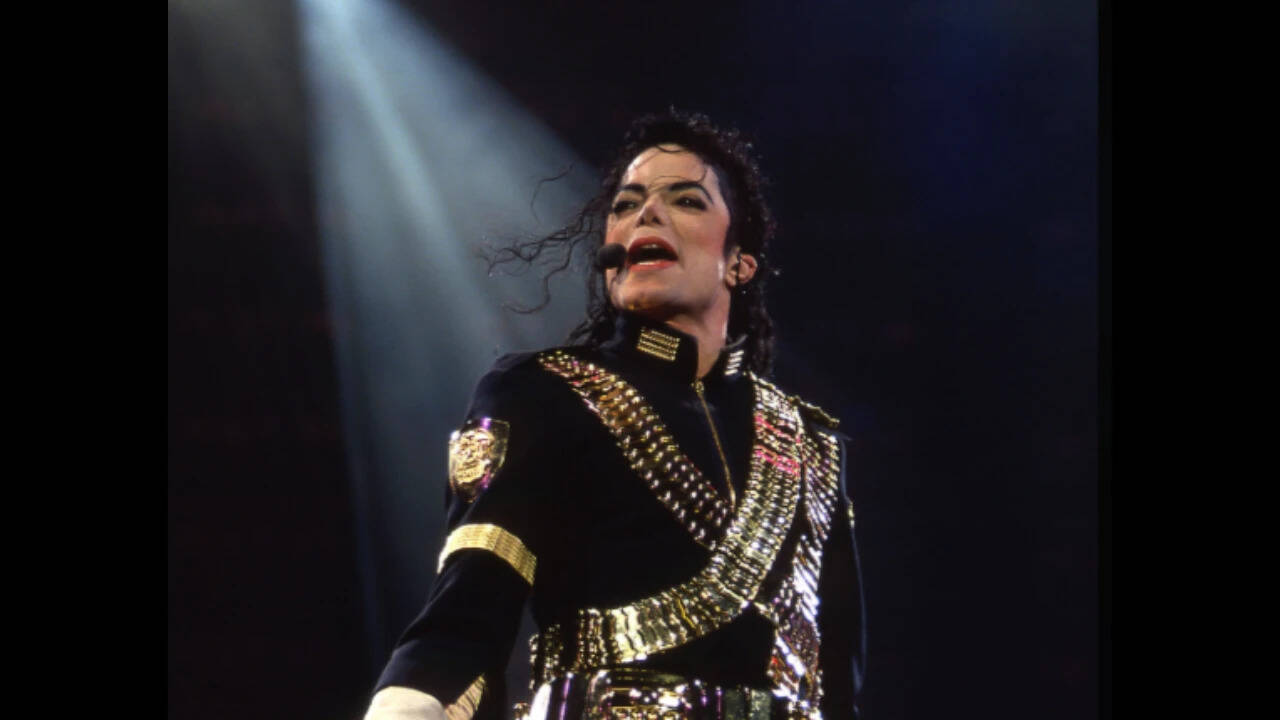 Michael Jackson left behind a heartfelt note on a pillowcase at his hotel, promising to come back to love; it was later auctioned at $10,000 for charity