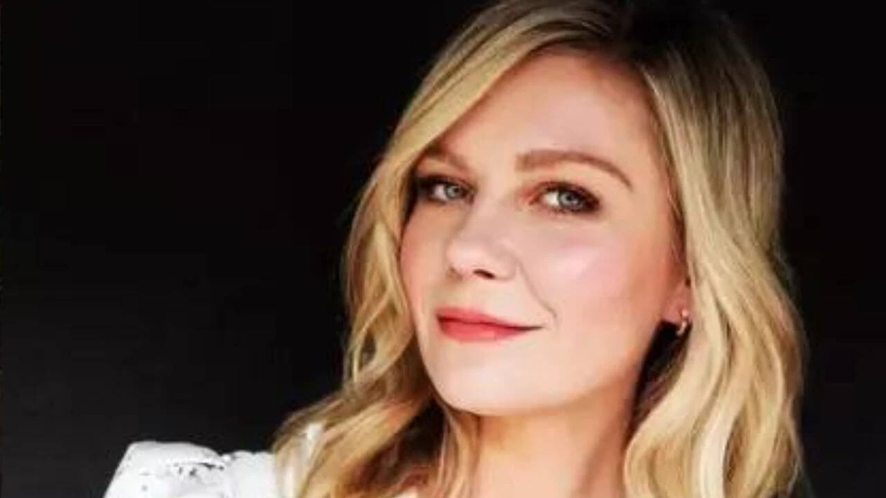 In 2001, Kirsten Dunst bought a lakefront house for USD 2.6M; 18 years later, Annie Potts bought the house