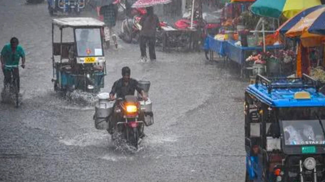 Weather tomorrow: IMD predicts heavy to very heavy rainfall in Tamil Nadu, Kerala and Lakshadweep; Delhi to remain dry as rain warnings cover several southern regions