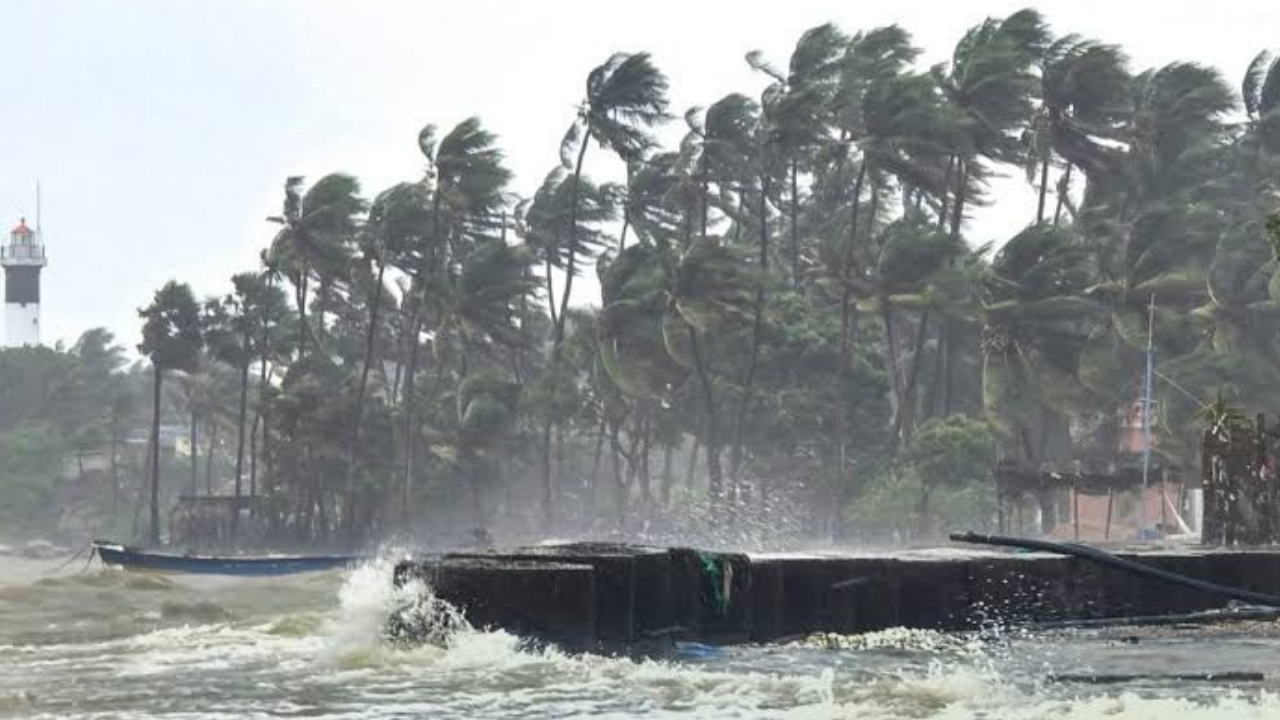 Cyclone Threat Prompts Red Alerts Across Eight Indian States