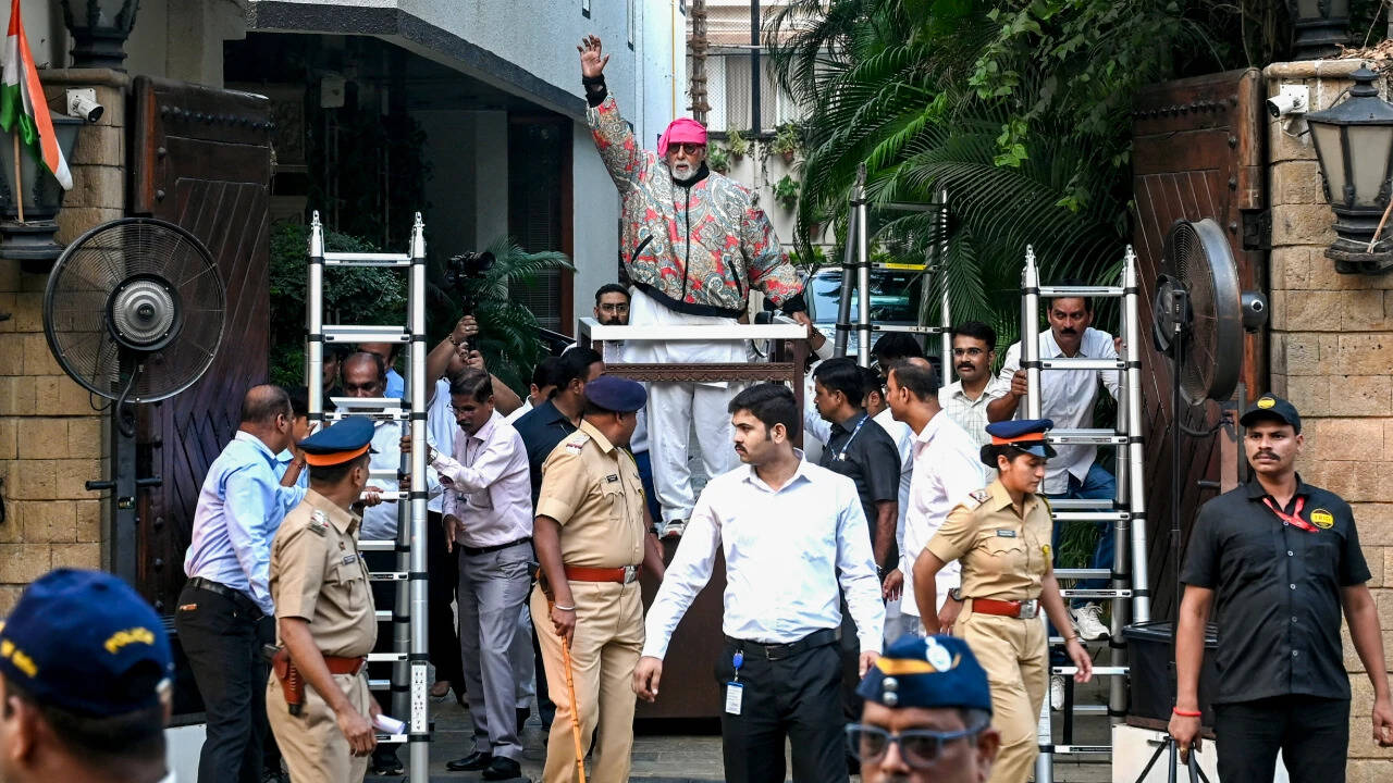 Amitabh Bachchan tightens security outside Jalsa after bomb threat