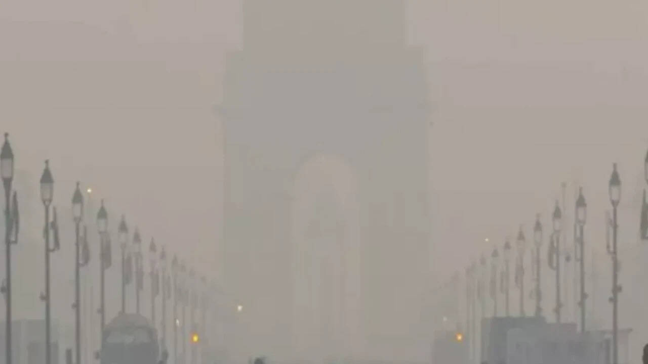 Delhi’s Air Quality Improves Slightly as Toxic Foam Reappears on Yamuna