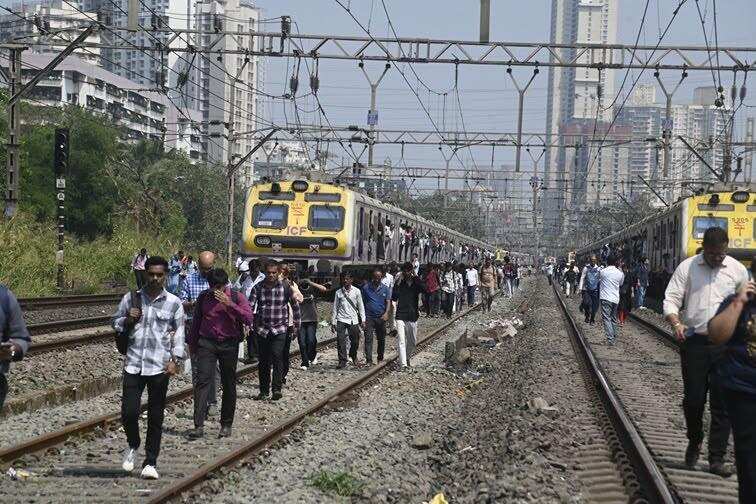 Mumbai commuters take detours via road, Metro to beat Central Railway disruptions