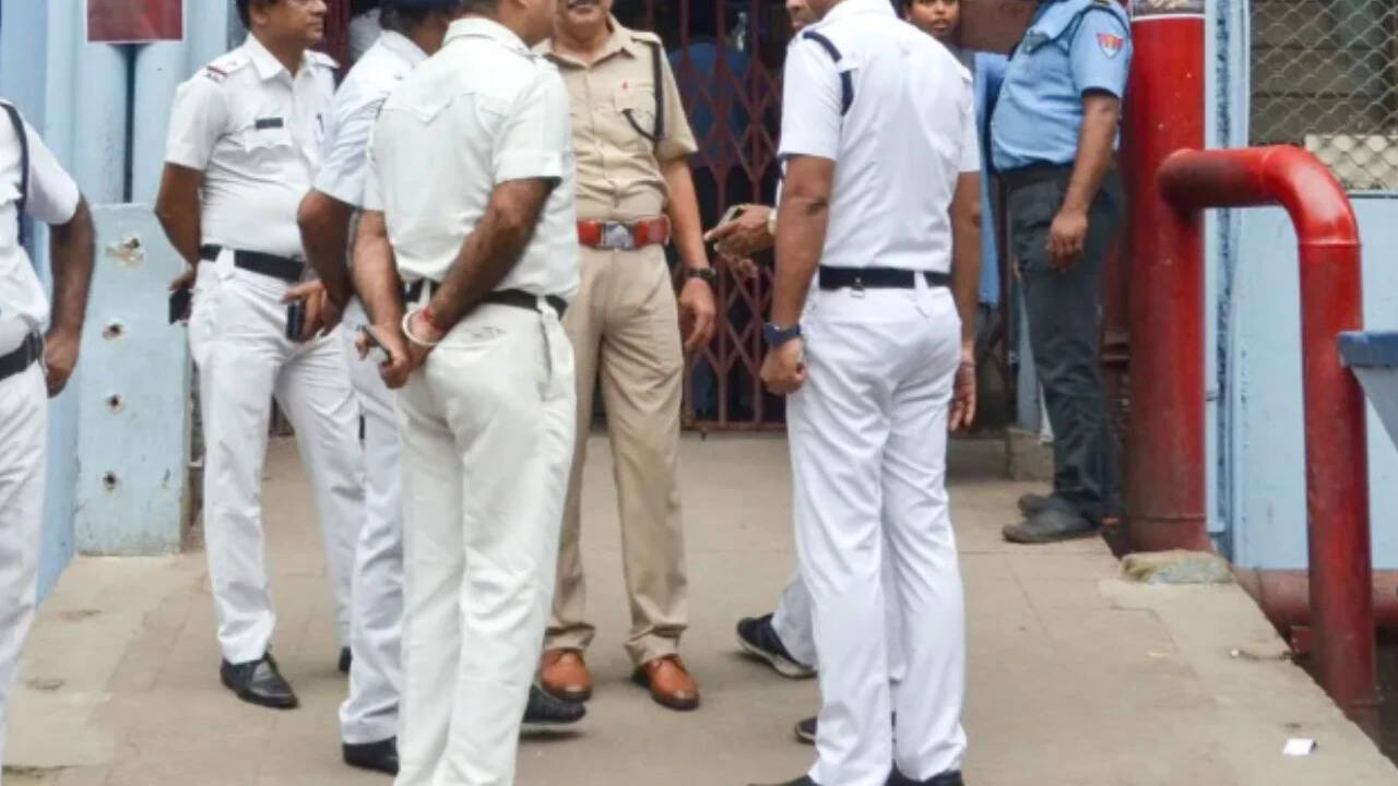 Kolkata: Teen caught kissing 13-year-old girlfriend, paraded naked along with father
