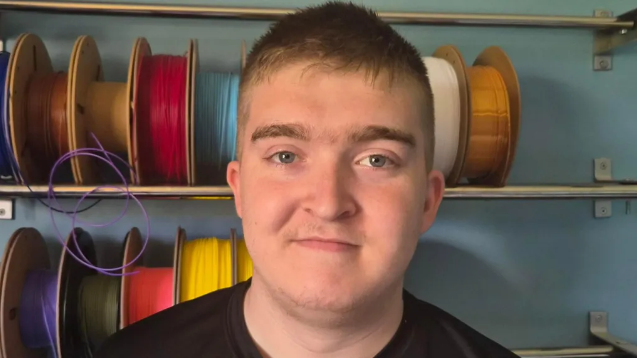 Teen starts 3D printing business at 15, now earns £17,000 yearly from models