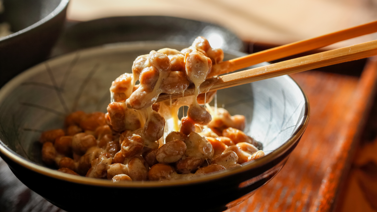 The Japanese food that stretches into sticky threads and has a pungent smell