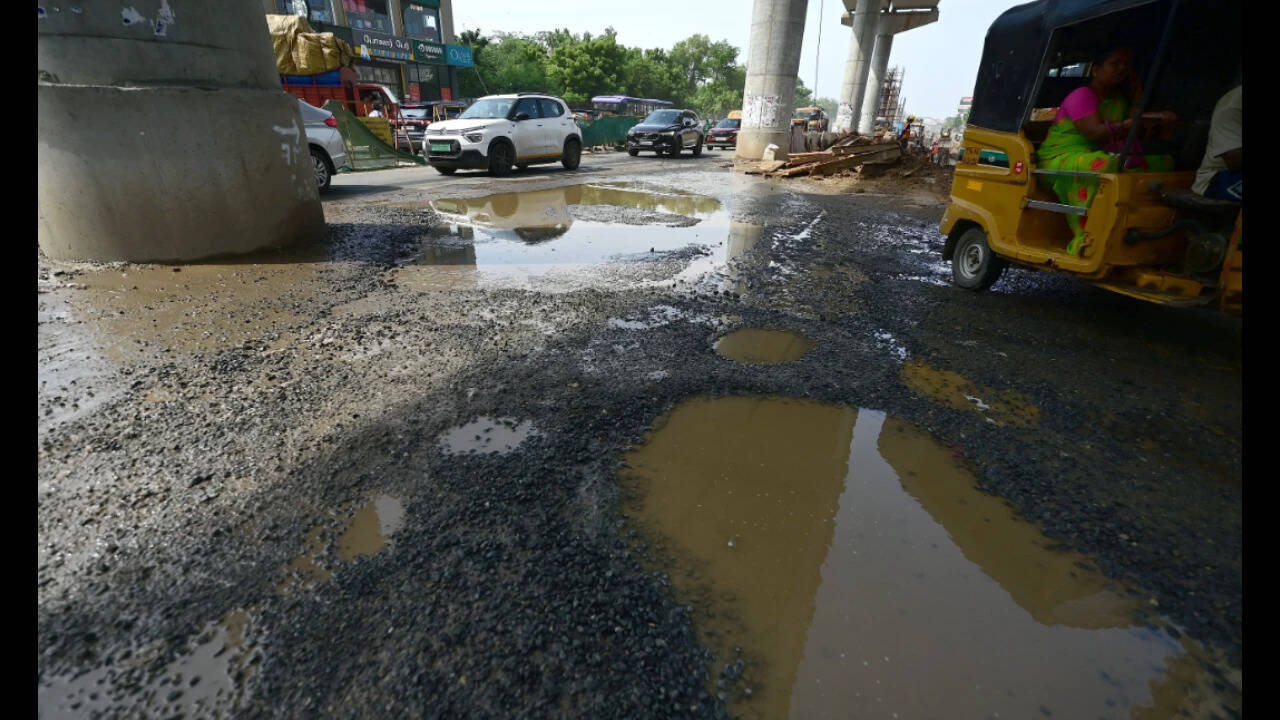 New norms for road contractors: Fix potholes in 24 hours or face notice, fine