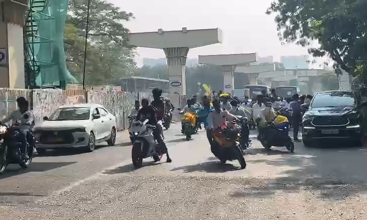 Bikers Flout Traffic Rules During Thevar Jayanthi, argue with cops