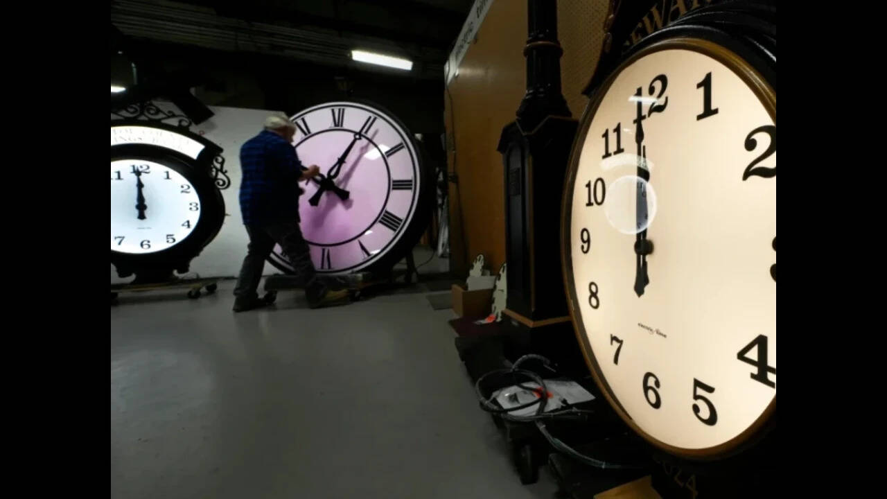 Daylight Saving Time ends tonight: When to change your clocks? When do we spring forward in 2027?