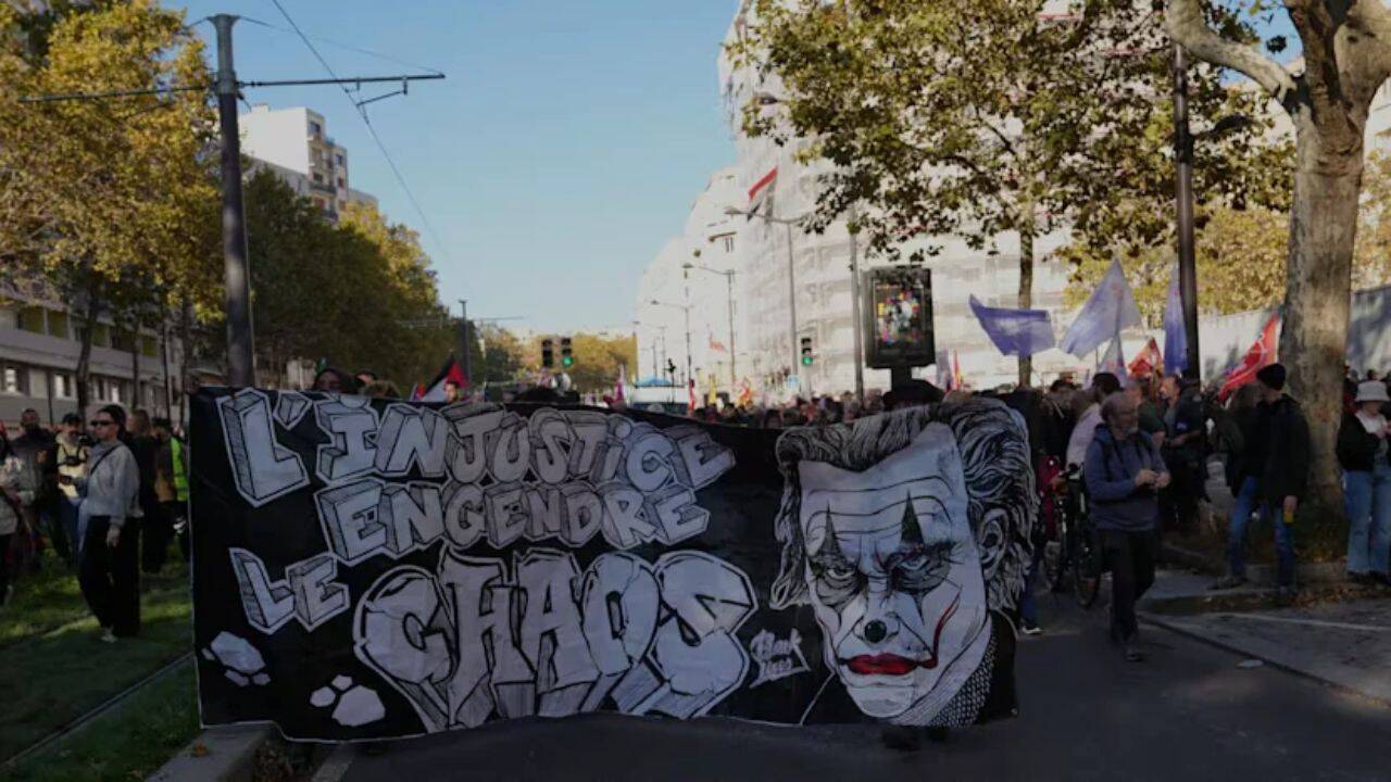 Tear gas, water cannon, clashes: France hit by third weekend of protests