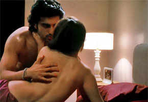 Kareena Kapoorxxx Vedo - We were comfortable shooting for an intimate scene: Sasha & Arjun | Celebs  - Times of India Videos