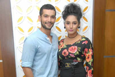 Diganth and Ragini Dwivedi get cosy as they meet reporters
in Bangalore