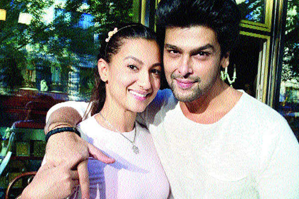 Gauahar Khan meets Kushal Tandon’s parents in Lucknow