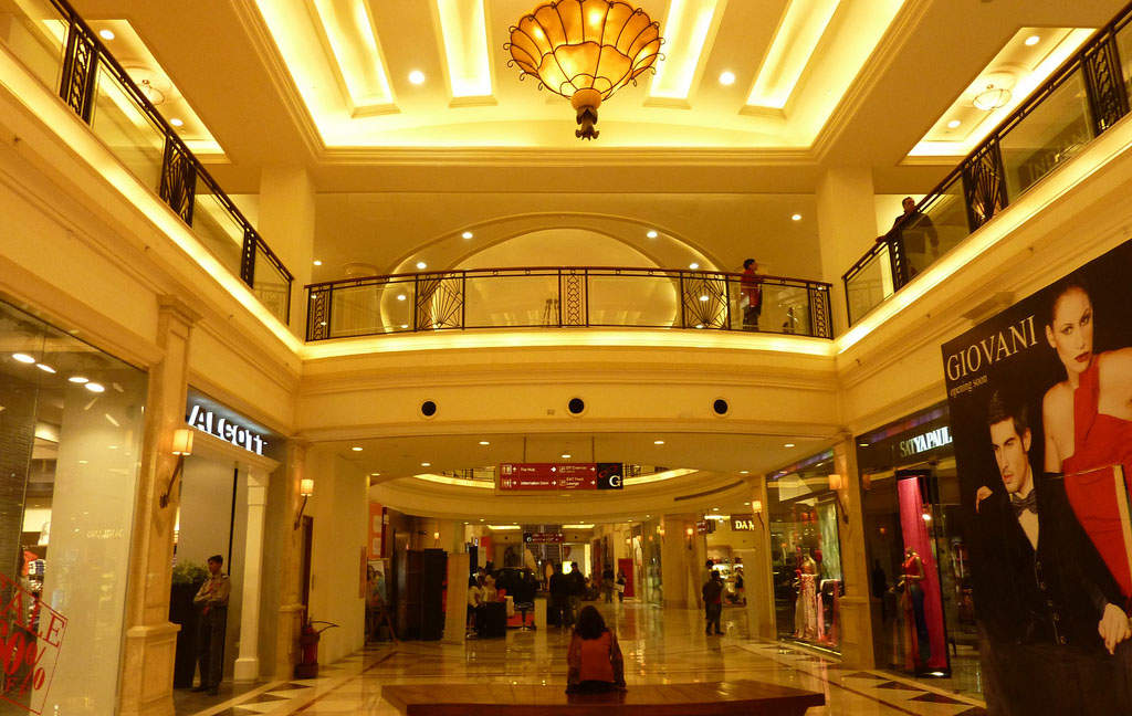 India, New Delhi, Vasant Kunj, luxury mall DLF Emporio Stock Photo - Alamy