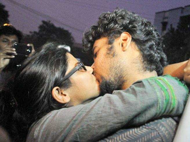 Bengaluru Kiss Of Love Plan Sets Off Protest Bengaluru