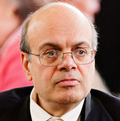India-born Ajit Jain in race for Warren Buffett successor - Times of India