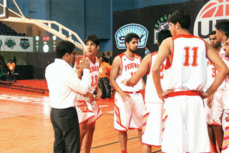 Nandu Mehta (left) with Ajinkya (second left) and Arjun (centre) during a UBA league. (TOI Photo)