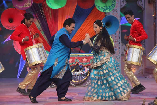 Jethalal and Daya Ben’s romantic act for SAB Ki Holi! - Times of India