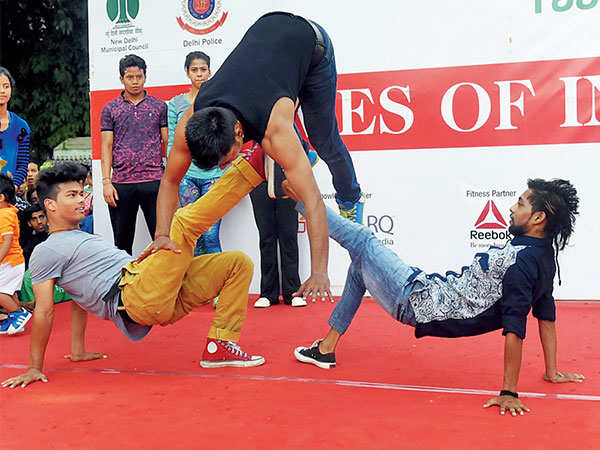 Body balancing acts by Versatile Dance Academy 