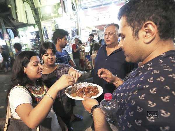 Nightwalkers savour the food in the walled city (BCCL/Ajay Kumar Gautam)