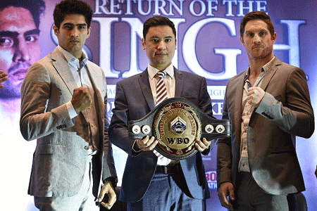 Boxer Vijender Singh along with Australian Boxer Kerry Hope showing WBO Trophy to mediapersons. (Getty Images)